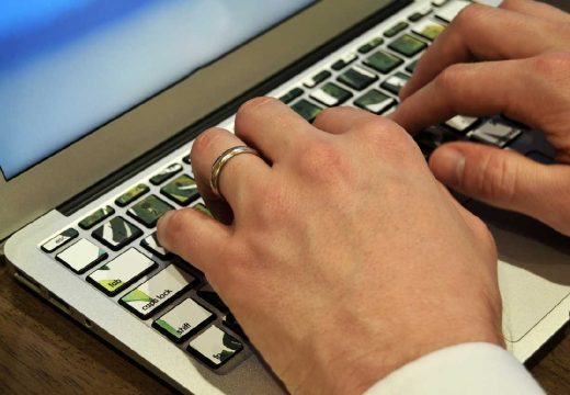 Objavljen snimak: Vlasnik škole fudbala iz Prijedora uhvaćen u nedoličnoj prepisci sa djevojčicom! (Video)