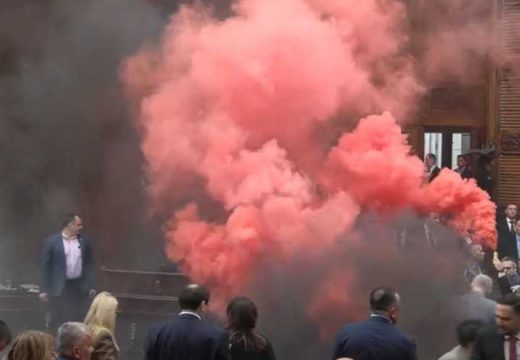 Haos u Skupštini Srbije: Fizički obračun, zapaljene dimne bombe (Video)