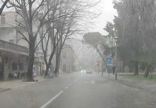 Kiša neprestano pada: Pljuskovi i jak vjetar u Hercegovini (Video)