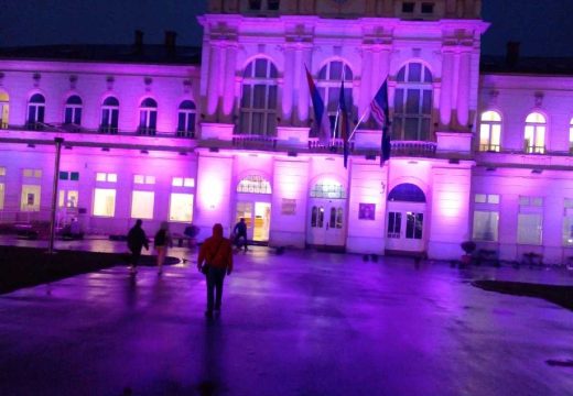 Zgrada Gradske uprave osvijetljena ljubičastom bojom: Ljubičasti dan u Bijeljini