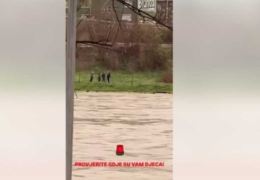 Roditelji oprez: Bosna nabujala, djeca se igraju pored nje (Video)