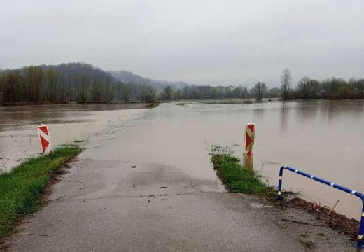 Nadležne službe u pripravnosti: U porastu vodostaj rijeka i potoka u Loparama