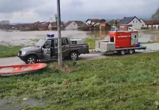 Prijedorska Gomjenica: Vatrogasci spasili ženu, dva dana bila zarobljena (Video)