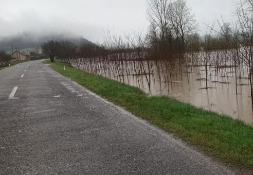 Vozači, budite oprezni: Neprohodan put Kozarska Dubica-Kostajnica