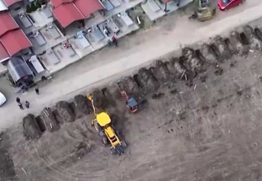 Potresan snimak iz Kočana: Radnici u suzama pripremaju kolektivnu sahranu (Video)