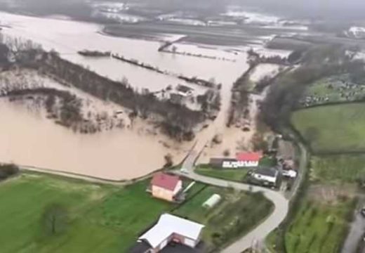 Proglašena vandredna situacija: Pogledajte snimke iz helikoptera poplavljenih područja oko Gradiške (Video)