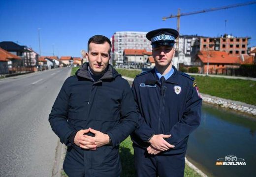 Bijeljinski policajci spasili ženu iz kanala Dašnica: “Svako human treba tako da postupi” (Foto)