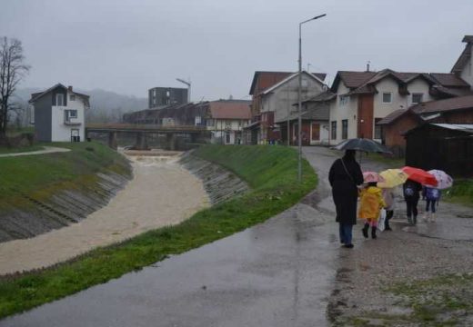 Oštećen most u Mačkovcu: Vodostaj rijeka i potoka u porastu (Foto)