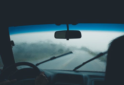 Izlila se voda na kolovoz: Obustavljen saobraćaj na putu Jelah-Stanari