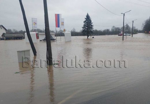 Obustavljen saobraćaj: Više putnih pravaca neprohodno zbog izlivanja rijeka (Foto)