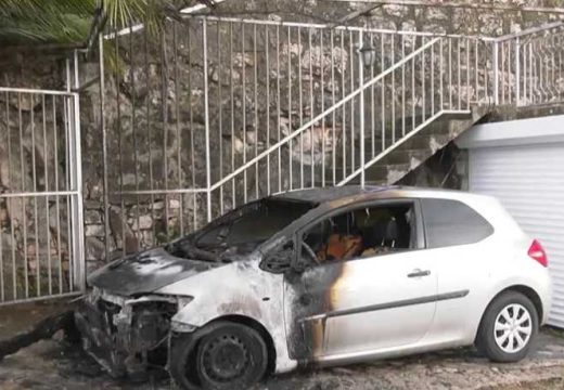 RS: Nebojša Vukanović najavio proteste nakon što mu je zapaljen automobil