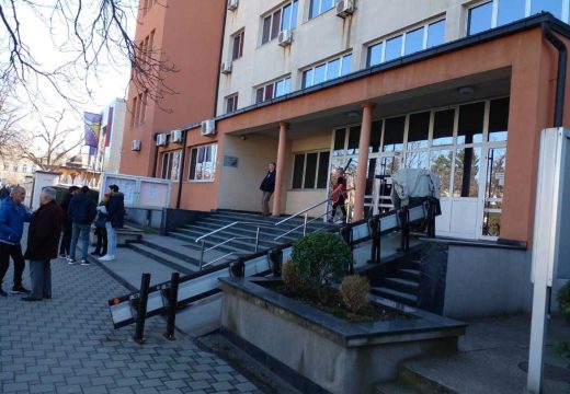 Počinio nasilje u porodičnoj zajednici: Nožem nasrnuo na sestrića