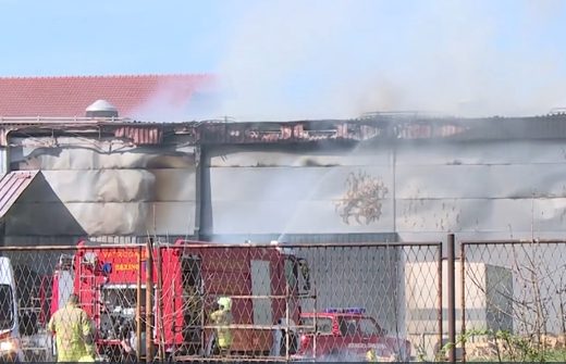 Tri osobe zatražile medicinsku pomoć: Požar u prijedorskoj fabrici stavljen pod kontrolu (Video)