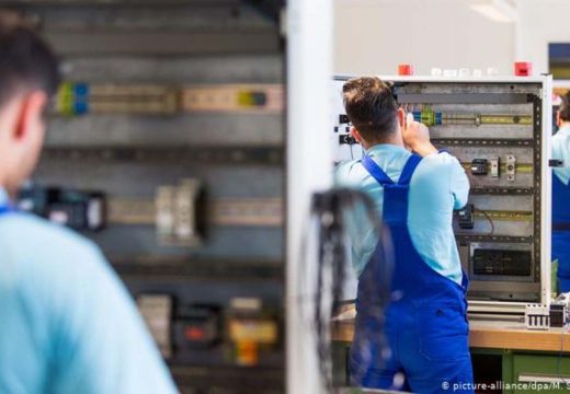 Uzavrela situacija!:  Svađe političara tjeraju investitore i “režu” narudžbe iz BiH