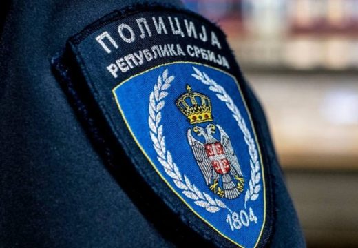 MUP Srbije: Grupa građana koja blokira RTS blokirala i vozila policije, ima povrijeđenih