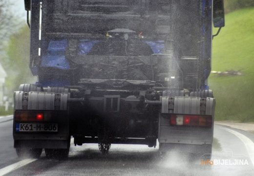 AMS RS: Kolovozi uglavnom mokri i klizavi