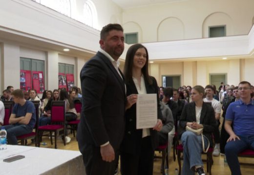 Petrović dodijelio stipendije: Ulažemo u našu budućnost (Video)