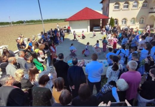 BIJELJINA: Novi Dvorovi u znaku tradicije – Lazarice slave dolazak Vaskrsa (foto)