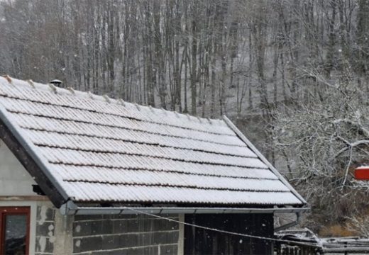 Večeras osjetan pad temperature: Snijeg padao i u Mrkonjić Gradu (Foto)