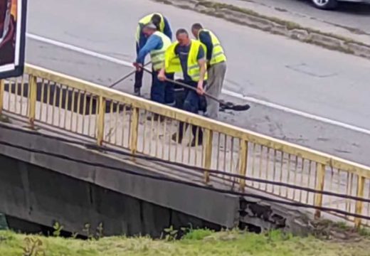 Ekološki skandal: Višak asfalta radnici bacaju direktno u rijeku Vrbanju (Video)
