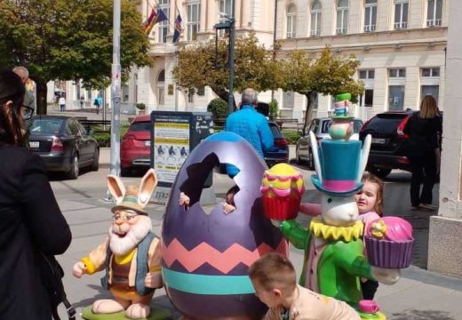 Cvijeti u Bijeljini: Sunčan dan, praznična atmosfera i porodična šetnja (Foto)