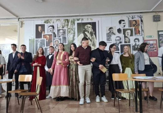 Putovanje kroz „La belle époque“: Maturanti Gimnazije „Filip Višnjić“ oduševili predstavom na francuskom jeziku
