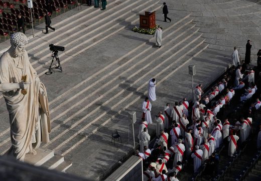 Željka Cvijanović predvodi delegaciju BiH: Danas sahrana pape