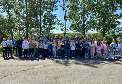 Održano druženje: Delegacija FK Radnik Bijeljina posjetila Osnovnu školu “Dositej Obradović” u Suvom Polju (Foto)