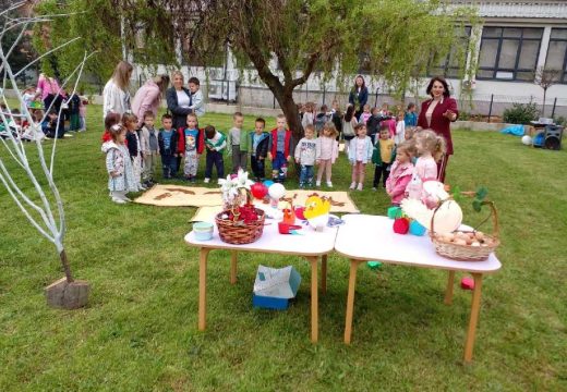 Tradicija i običaji uče se od malih nogu:Vaskršnja radionica za najmlađe u dvorištu Saborne crkve