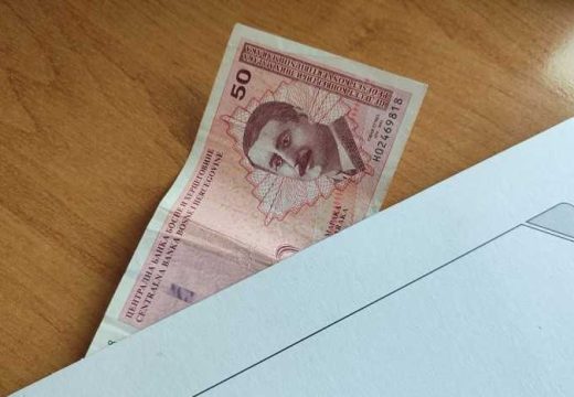 Teslić: Policajcima stavio novac u fasciklu pa uhapšen