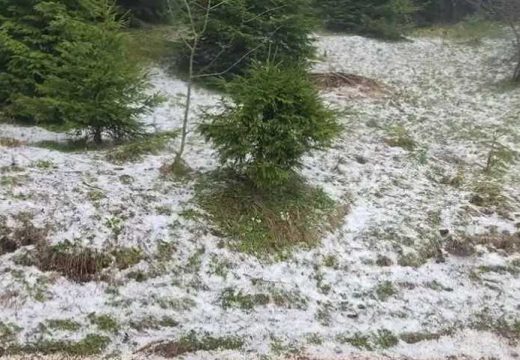 Jako nevrijeme pogodilo ovaj dio BiH: Livade prekrila veća količina leda