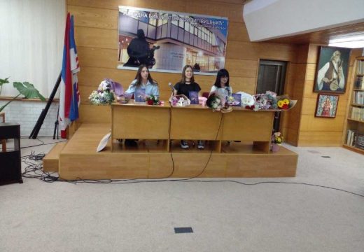 U susret praskozorju: Petnaestogodišnja Lola Ilić objavila prvu knjigu