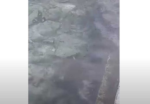 Na pomolu ekološka katastrofa: Tone nafte se izlilo u Jadransko more kod Hvara (Video)