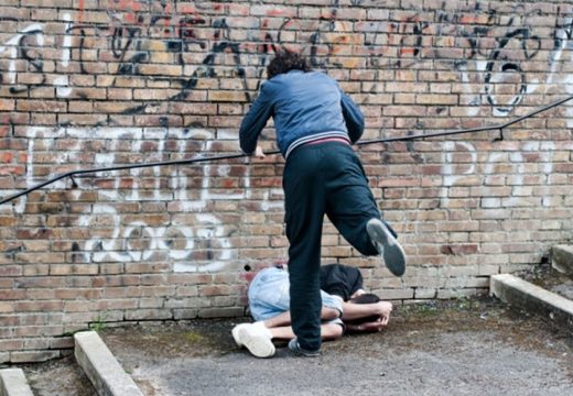 Uznemirujući snimak vršnjačkog nasilja: D‌ječak pretučen kod osnovne škole (Video)