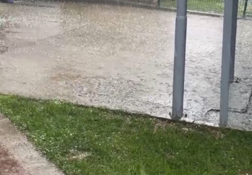 BiH: Nevrijeme protutnjalo, pa iza sebe ostavilo pustoš, padala jaka kiša i led (Video)