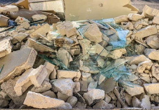 Povrijeđena žena: Pao dio fasade zgrade u Novom Sadu