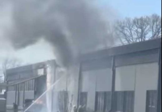 Vatrogasci u borbi sa vatrenom stihijom: Gori fabrika u Prijedoru (Video)