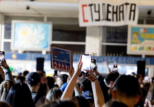 Srbija: Nastavljena studentska blokada RTS-a, sa svih strana policija