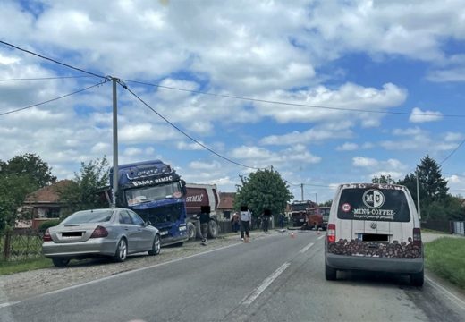 Ljeskovac: Sudar kombija i kamiona, jedna osoba u bolnici