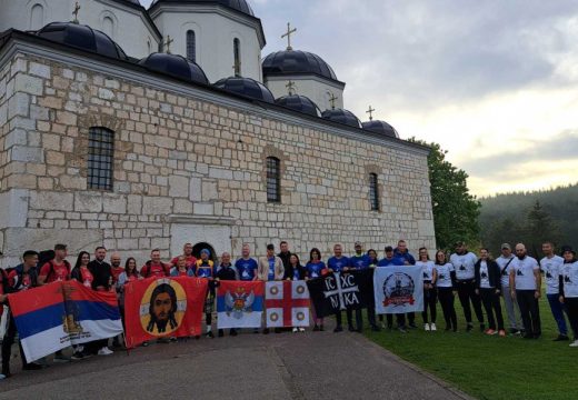 Dobili blagoslov sveštenika: Vjernici sa Romanije krenuli pješke ka Ostrogu