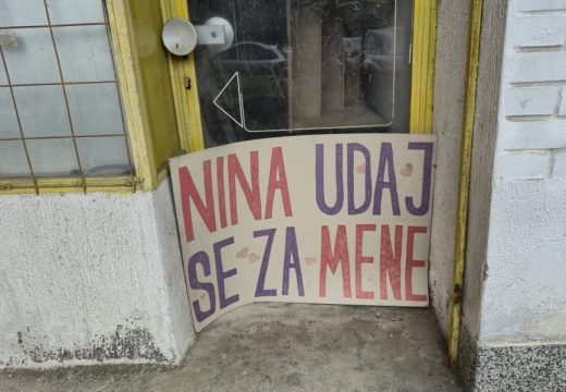 Da li se Nina već udala ili mladoženja još čeka odgovor: Ovako izgleda “ulična prosidba” u Banjaluci (Foto)