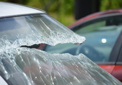 Zenica: Bježeći od policije prevrnuli se u mercedesu