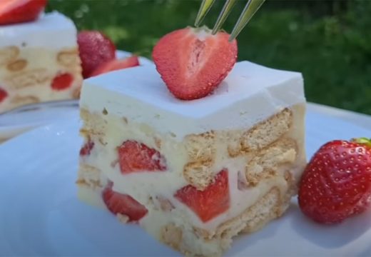 Brzo i ukusno: Recept za kolač od keksa i jagoda