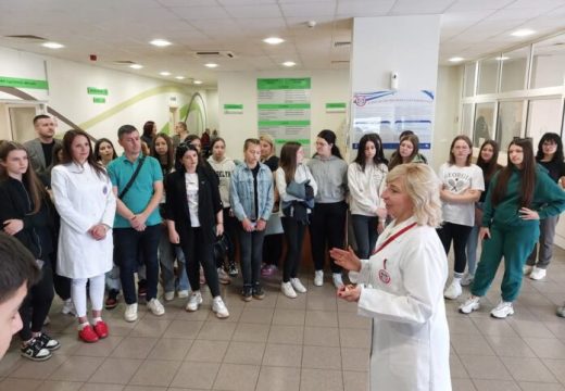 Dan otvorenih vrata: Budući srednjoškolci u posjeti bijeljinskoj bolnici (Foto)