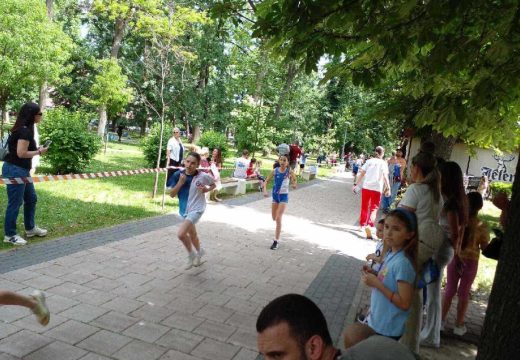 Okupio se veliki broj učesnika u Gradskom parku: „Djeca trče za čistu i zdravu Semberiju“ (Foto)