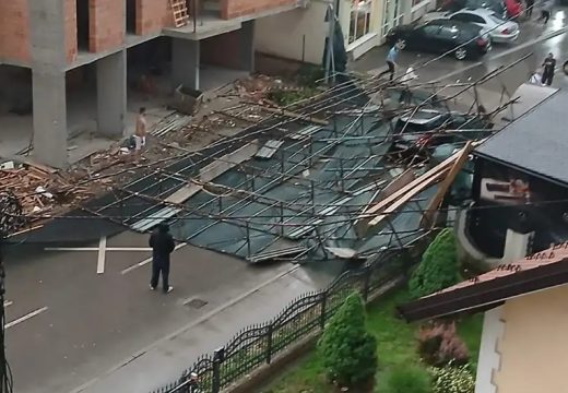 Drama u Doboju: Skela pala na auto, vatrogasci izvlačili ljude