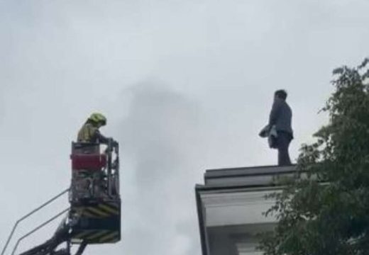 Poslanik se popeo na krov skupštine, prijetio da će skočiti: Drama u središtu Ljubljane, intervenisala policija, vatrogasci, hitna pomoć (Video)