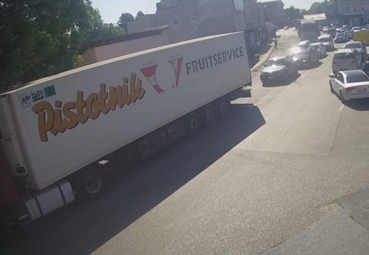 Gužva na izlazu iz BiH: Duge kolone vozila u Gradišci i Velikoj Kladuši