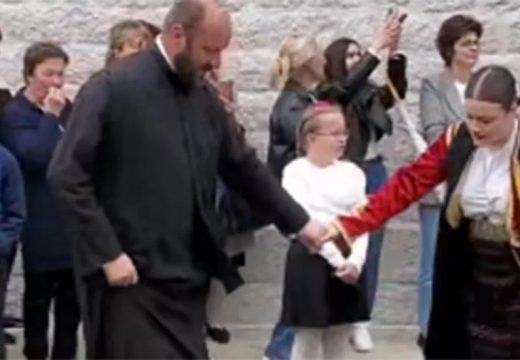 Hit snimak iz Nevesinja: Sveštenik poveo kolo