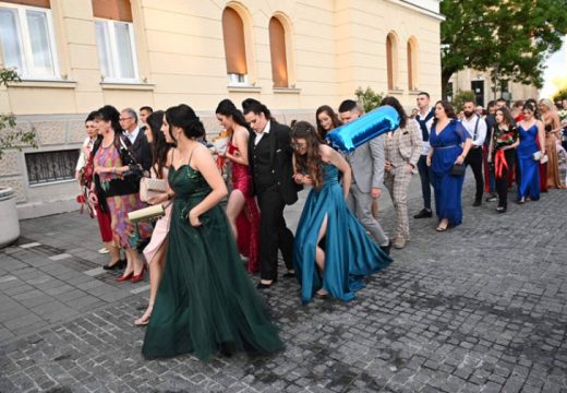 Ogromni troškovi za slavlje: Kako su mature od skromnih proslava prerasle u gala večeri (Foto)